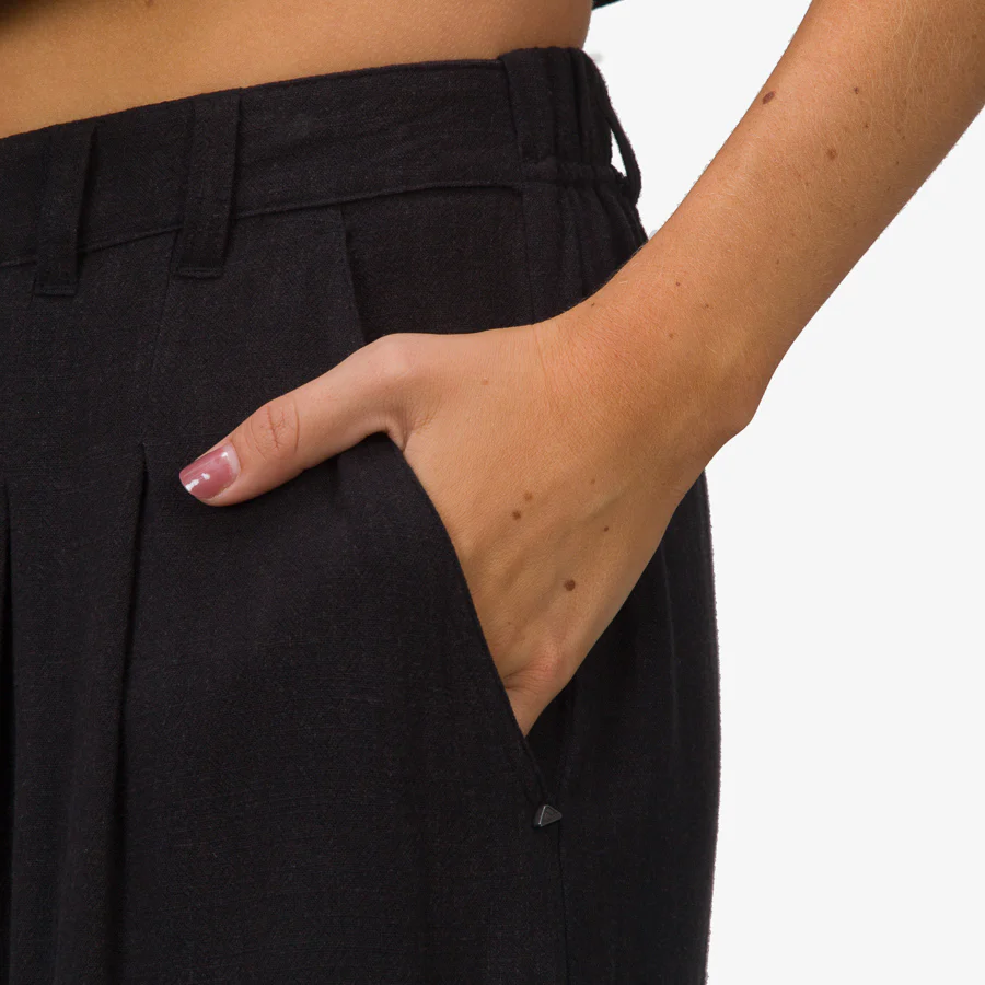 Tori_Linen_Tank_Caviar_3FWWT1028CVR_Tori_Linen_Pant_3FWWP1005CVR_4442-Edit-Edit.webp